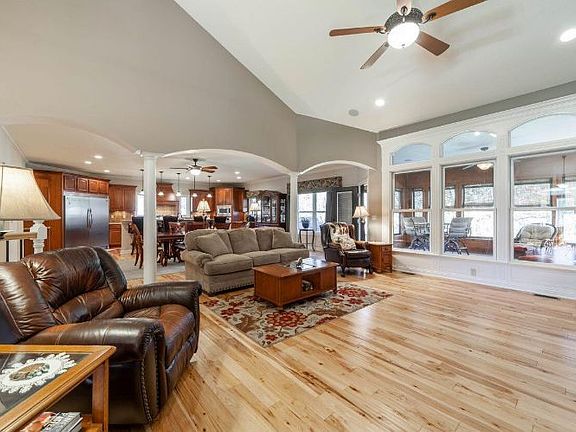4th image of 208 Dene Dr