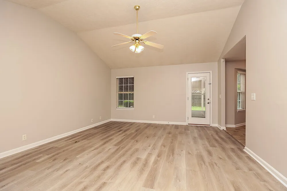 3 bed, 2.0 bath, 1380 sqft, $1,895 — Photo 3
