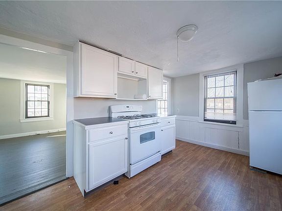 3rd image of 38 Castle St