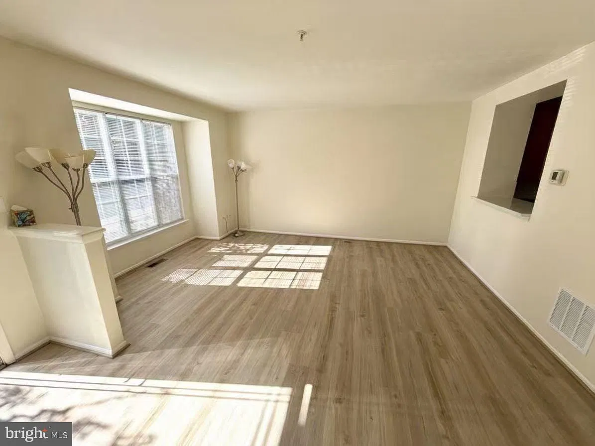 3 bed, 4.0 bath, 1936 sqft, $2,700 — Photo 3