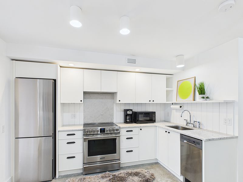 Victoria Townhouse for rent - 1 Bedroom — photo 7