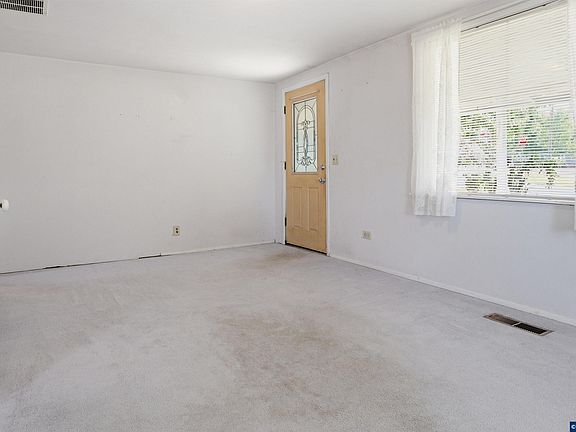 5th image of 687 N Jefferson St