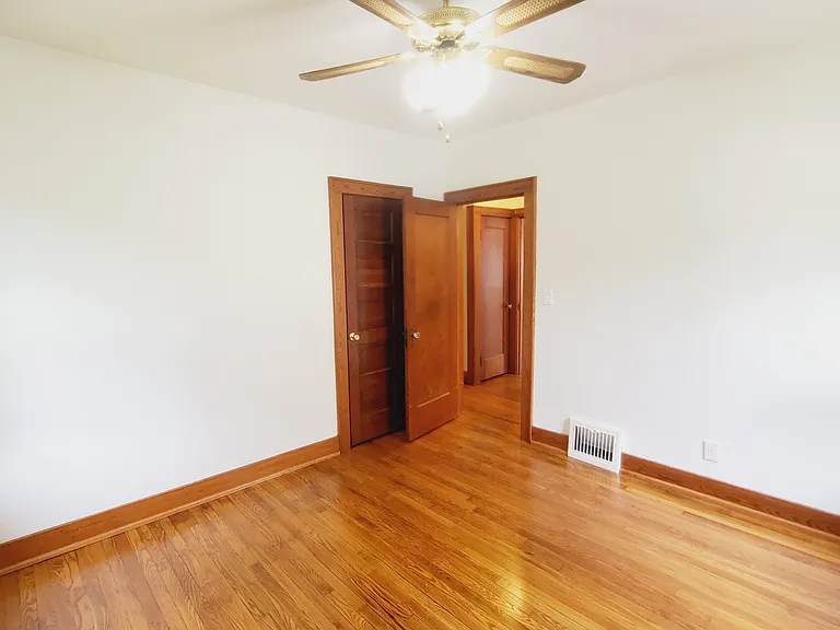 Caroline St — Photo 18