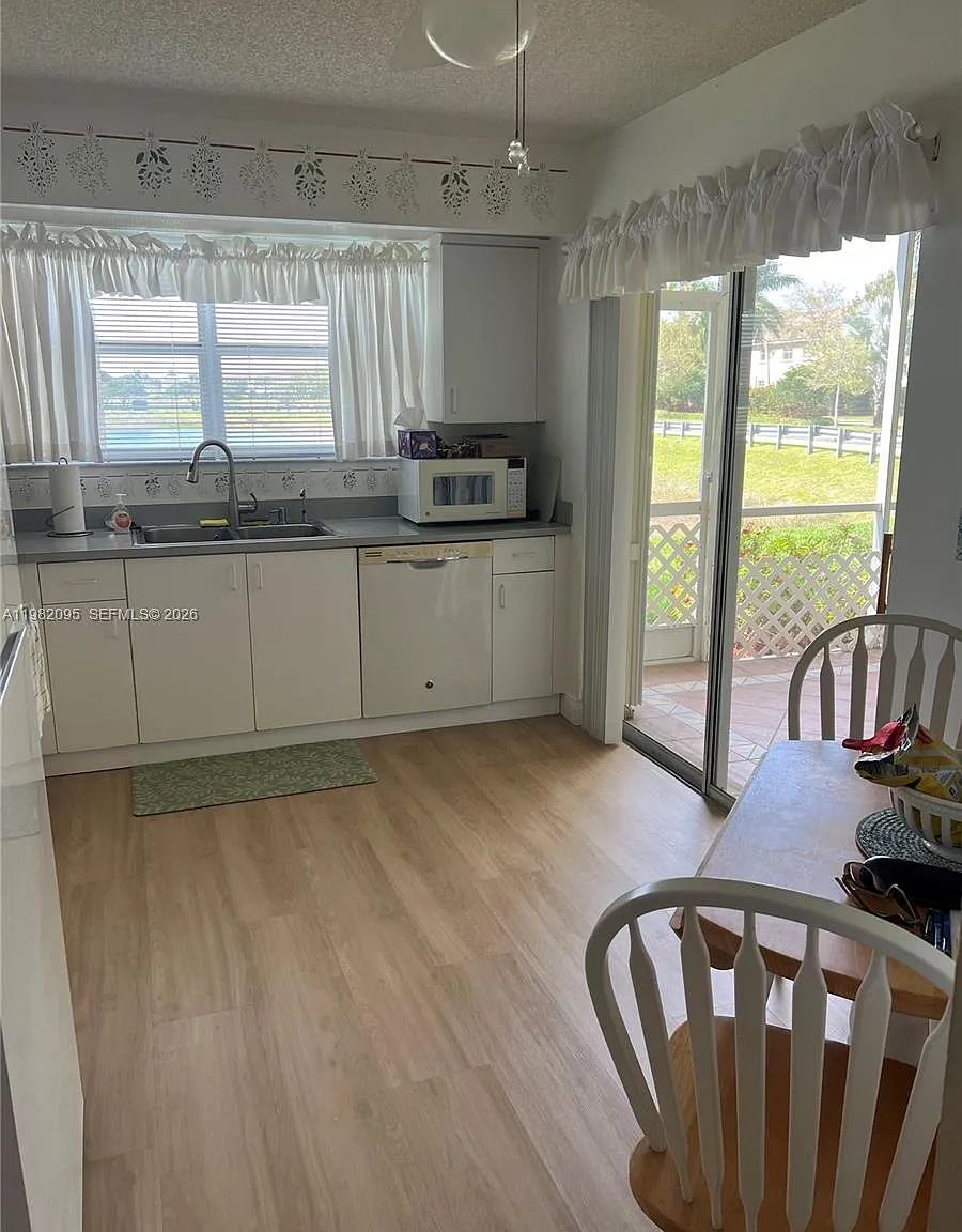 Keys Gate Condo No Two — Photo 4