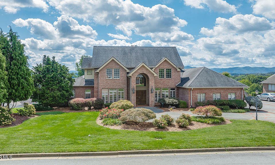 1st image of 517 Douglas Dr