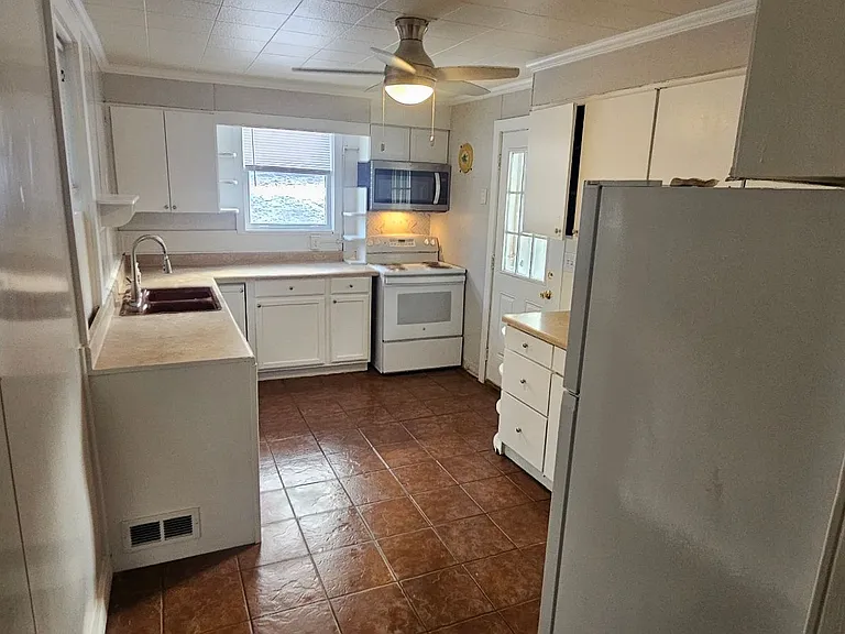 475 Goethe St — Photo 3