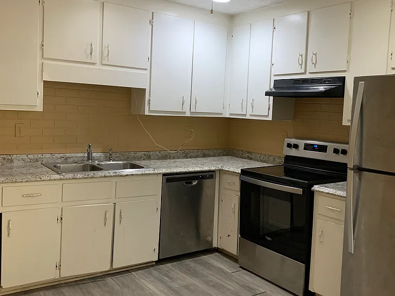 425 Charleston Ln — Photo 5