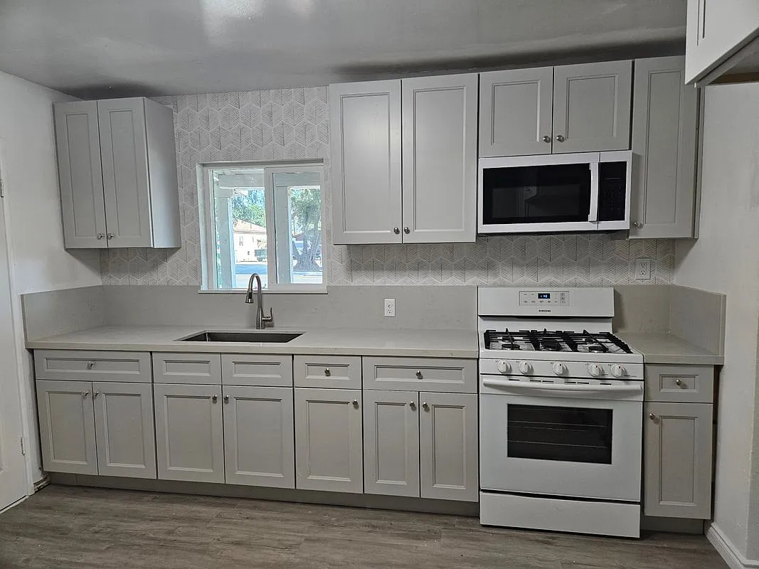 3 bed, 1.0 bath, 1100 sqft, $2,450 — Photo 2