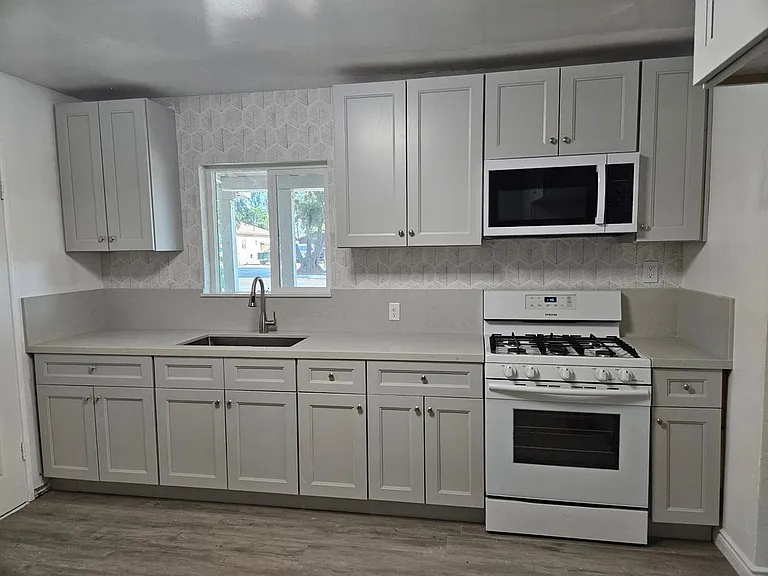 712 E Whittier Ave — Photo 2