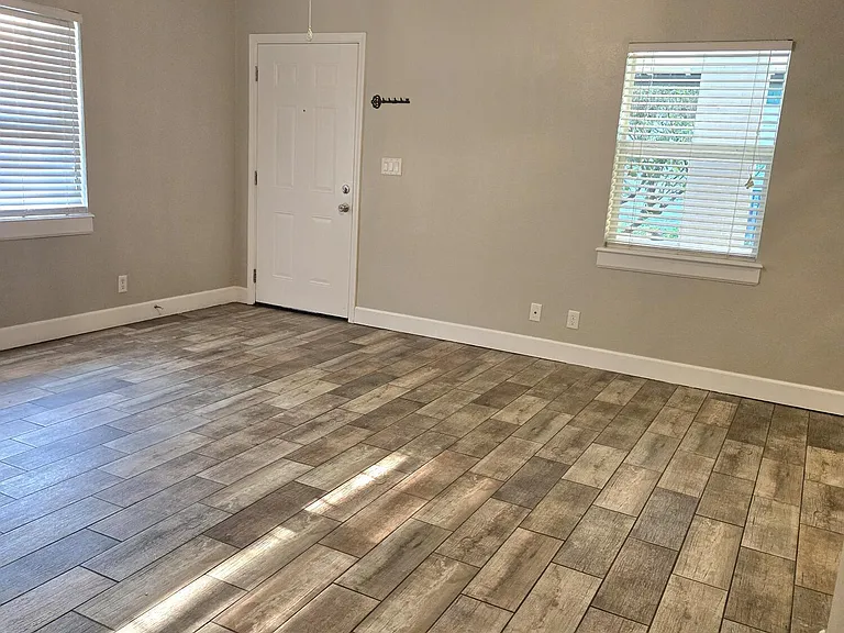 615 Luna Ct — Photo 32