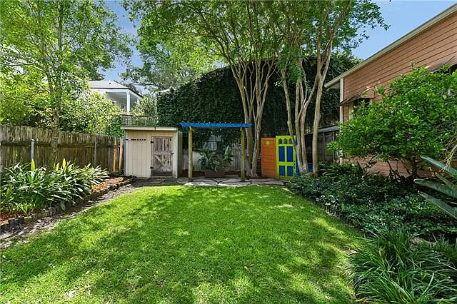 818 Constantinople St — Photo 23