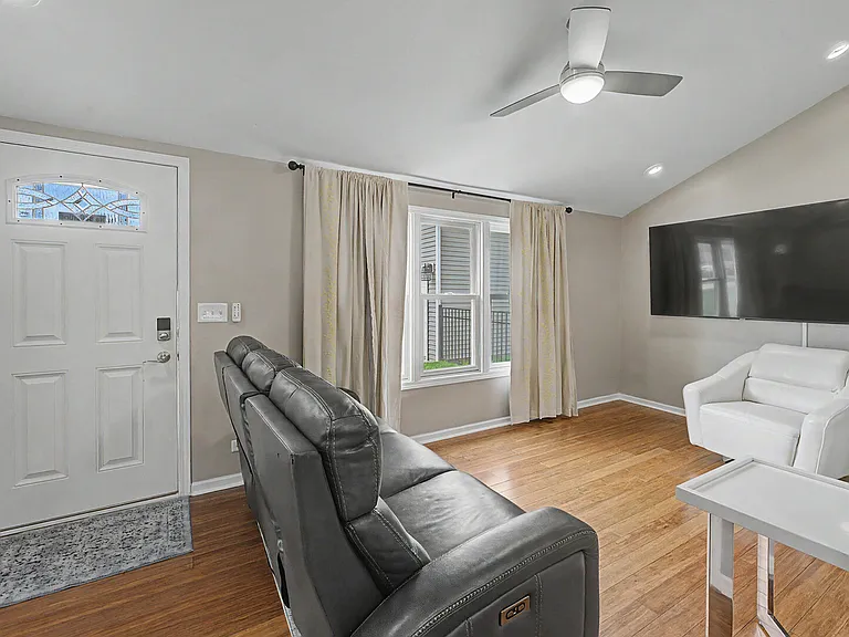 630 S Charlotte St — Photo 9