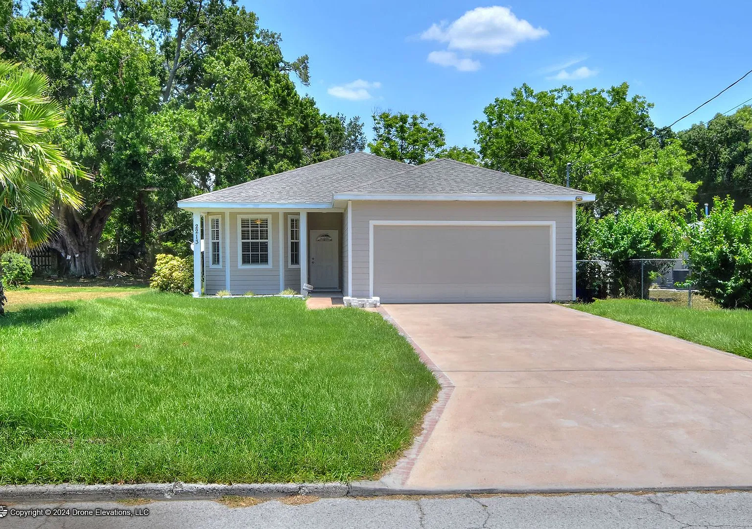 Southwest Winter Haven Home — Photo 2