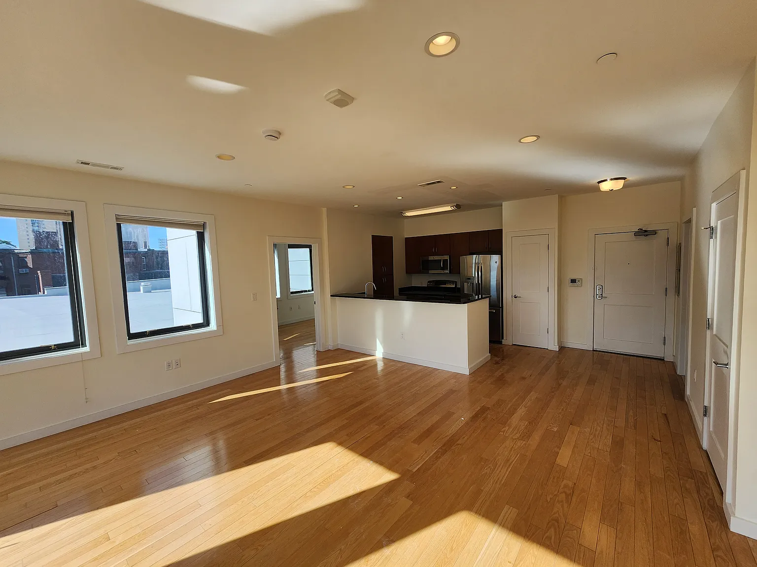 2 bed, 1250 sqft, $4,583 — Photo 4