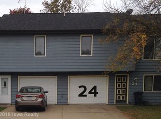 24 Glenwood St, Pella, IA 50219