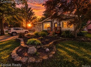 1153 Bangor Rd, Waterford, MI 48328