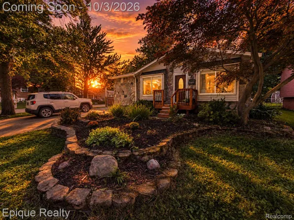 1153 Bangor Rd, Waterford, MI 48328