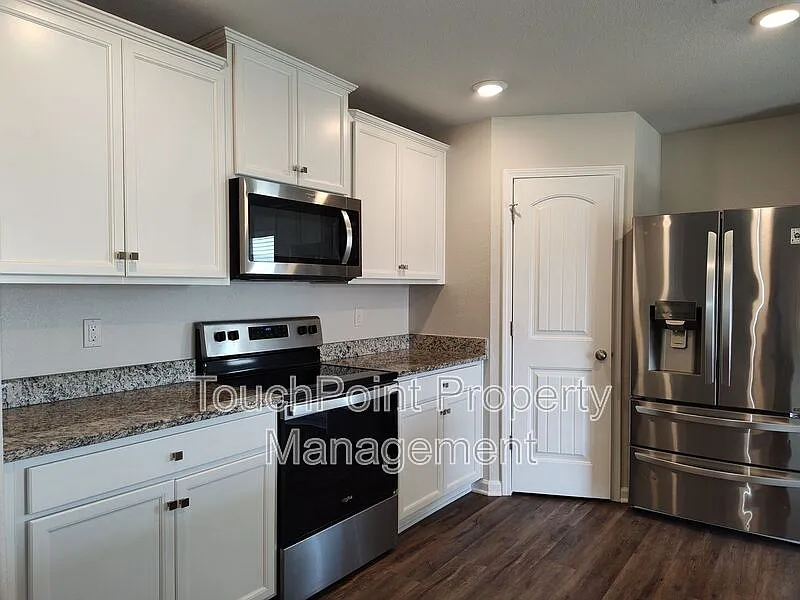 4 bed, 2.5 bath, 2002 sqft, $2,225 — Photo 3