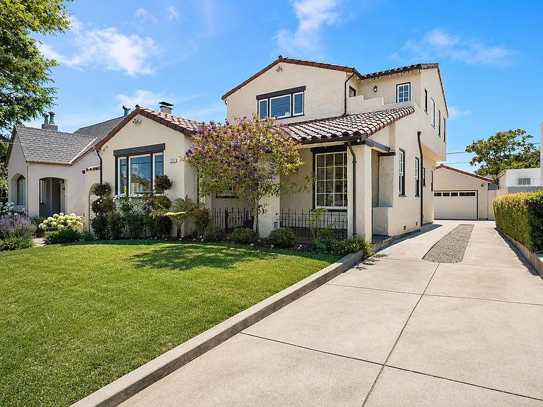 2217 Adeline Dr — Photo 2