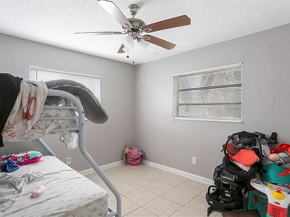 3rd image of 933 NE 38th St