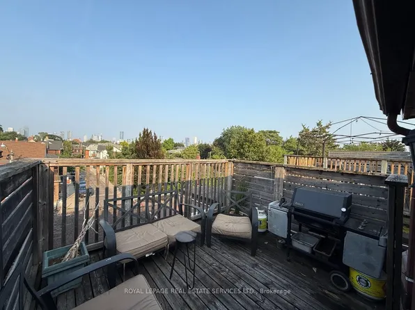 263 Grace St #2, Toronto, ON M6G 3A7