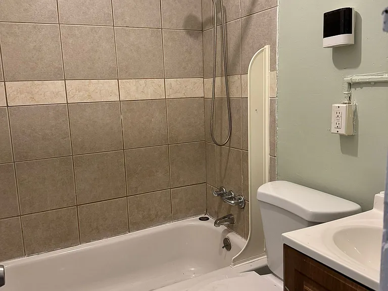 2805 Jefferson St — Photo 3