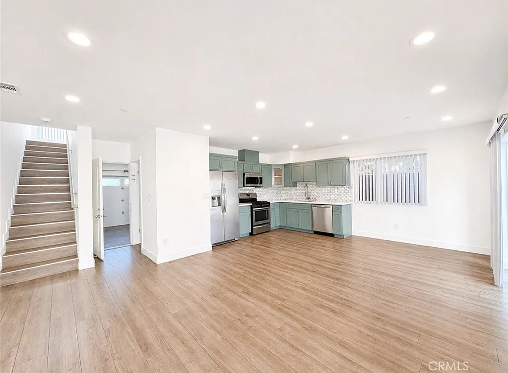 4 bed, 4.5 bath, 1931 sqft, $4,400 — Photo 2