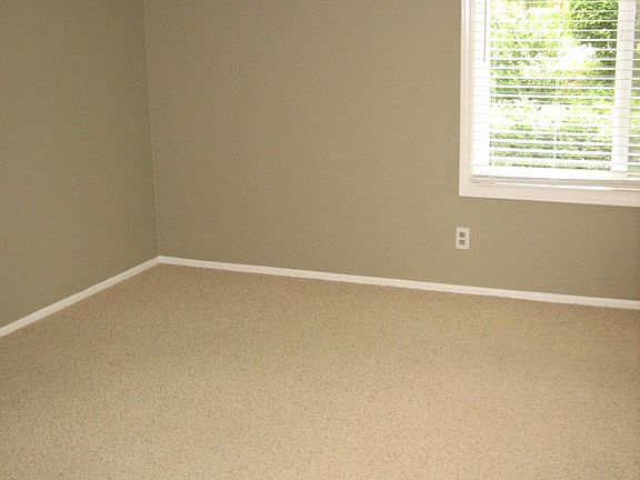 12x12 bedroom with carpet