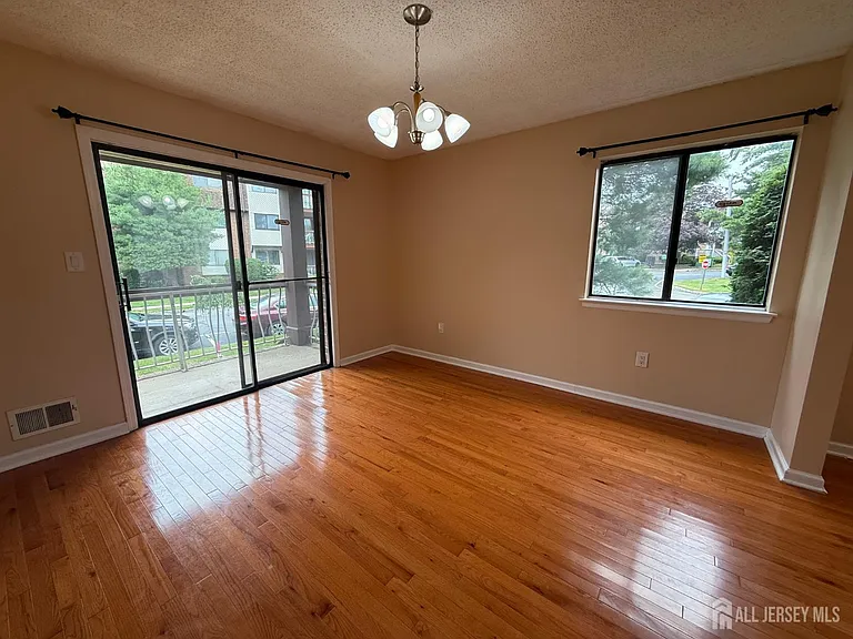 1302 Edison Glen Ter — Photo 11