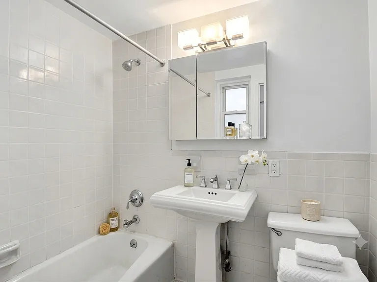 220 E 25th St #U2A — Photo 5