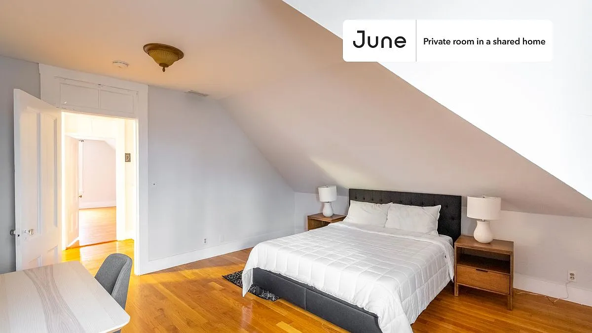 Queen bedroom in 5 bed/2.5 bath home in Newton Corner #1463 C — Photo 4
