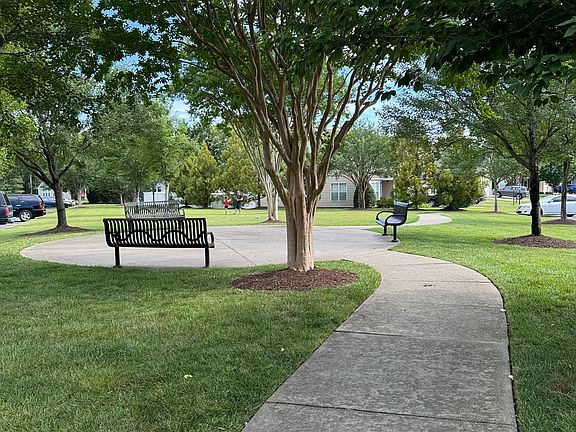 3rd image of 1019 Parkland Pl