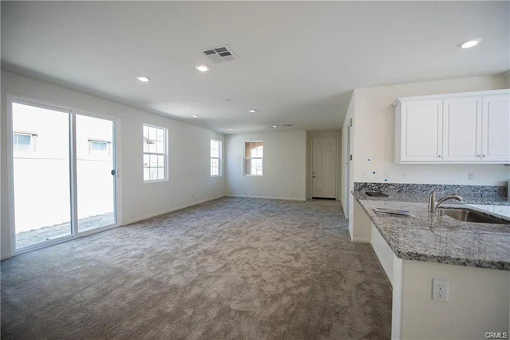 4 bed, 2325 sqft, $3,800 — Photo 4