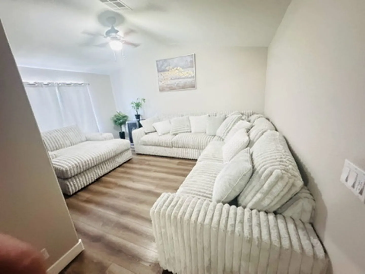 Americana Property Mgmt - Remodeled 2 Story - 5 Beds With Pool In The Northwest — Photo 3