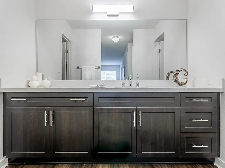 Beverly Plaza Apartments — Photo 30