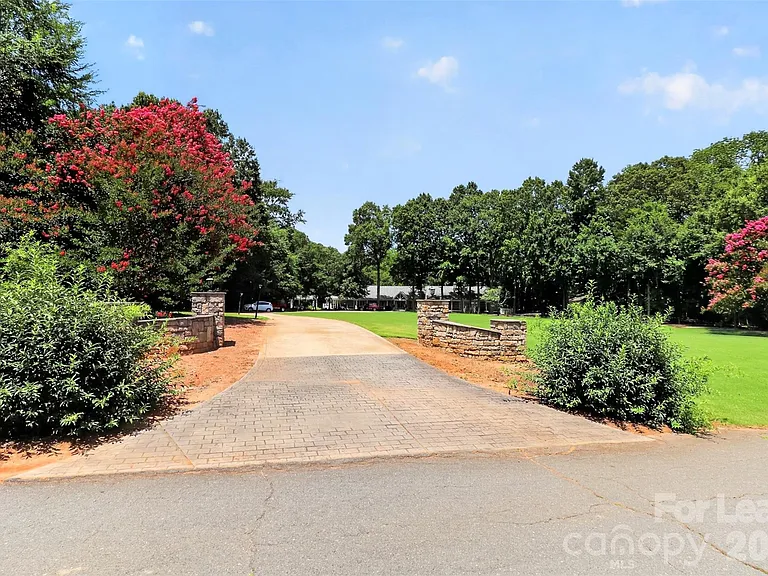 9704 Saddle Ave — Photo 36