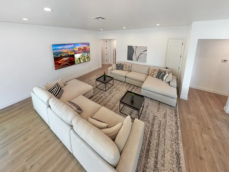 12027 N Miller Rd — Photo 12