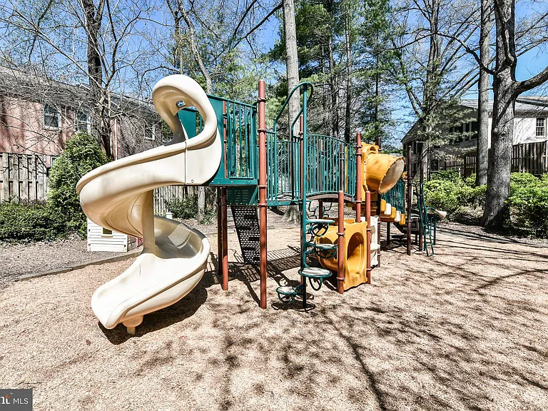 2407 Alsop Ct — Photo 37