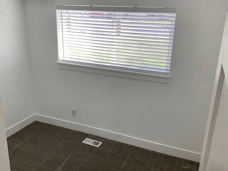 216 N 350 E — Photo 10
