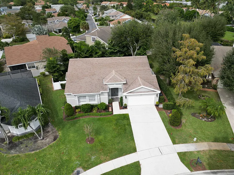 1000 Lake Breeze Dr — Photo 2
