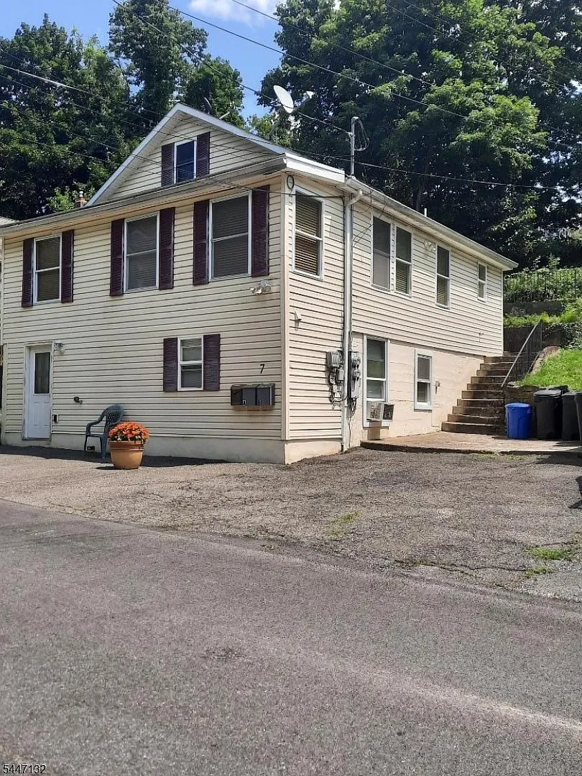 2 bed, 1.0 bath, $1,700 — Photo 2