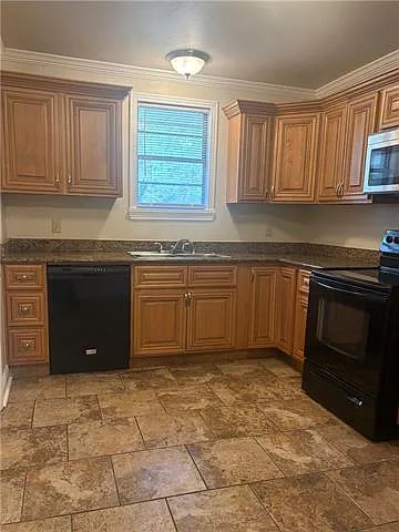 3 bed, 1.0 bath, 1600 sqft, $1,800 — Photo 4