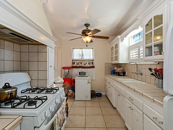 3rd image of 11019 Saragosa St