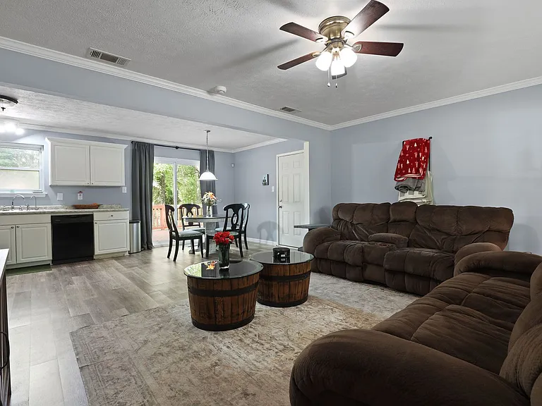 226 Larchmont Dr — Photo 9