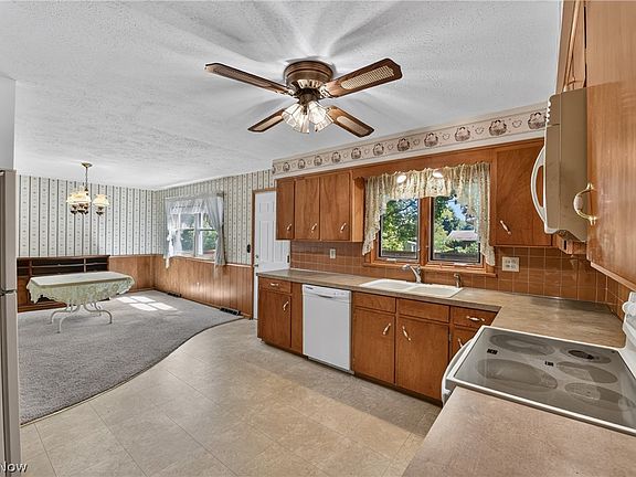 5th image of 52 Warren Ave