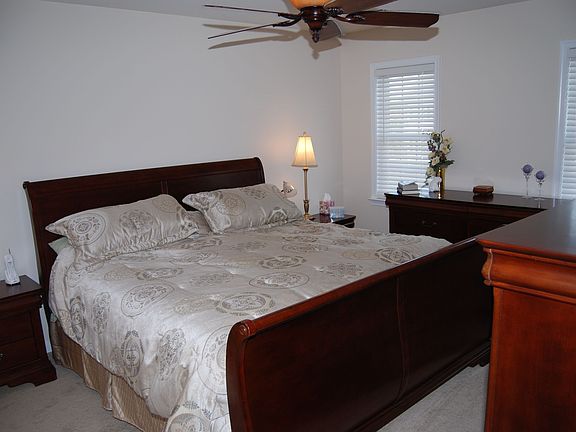 BIG Master Bedroom w/ AWESOME Master Bath!
