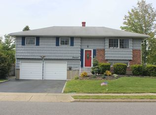 39 Bowling Ln, Deer Park, NY