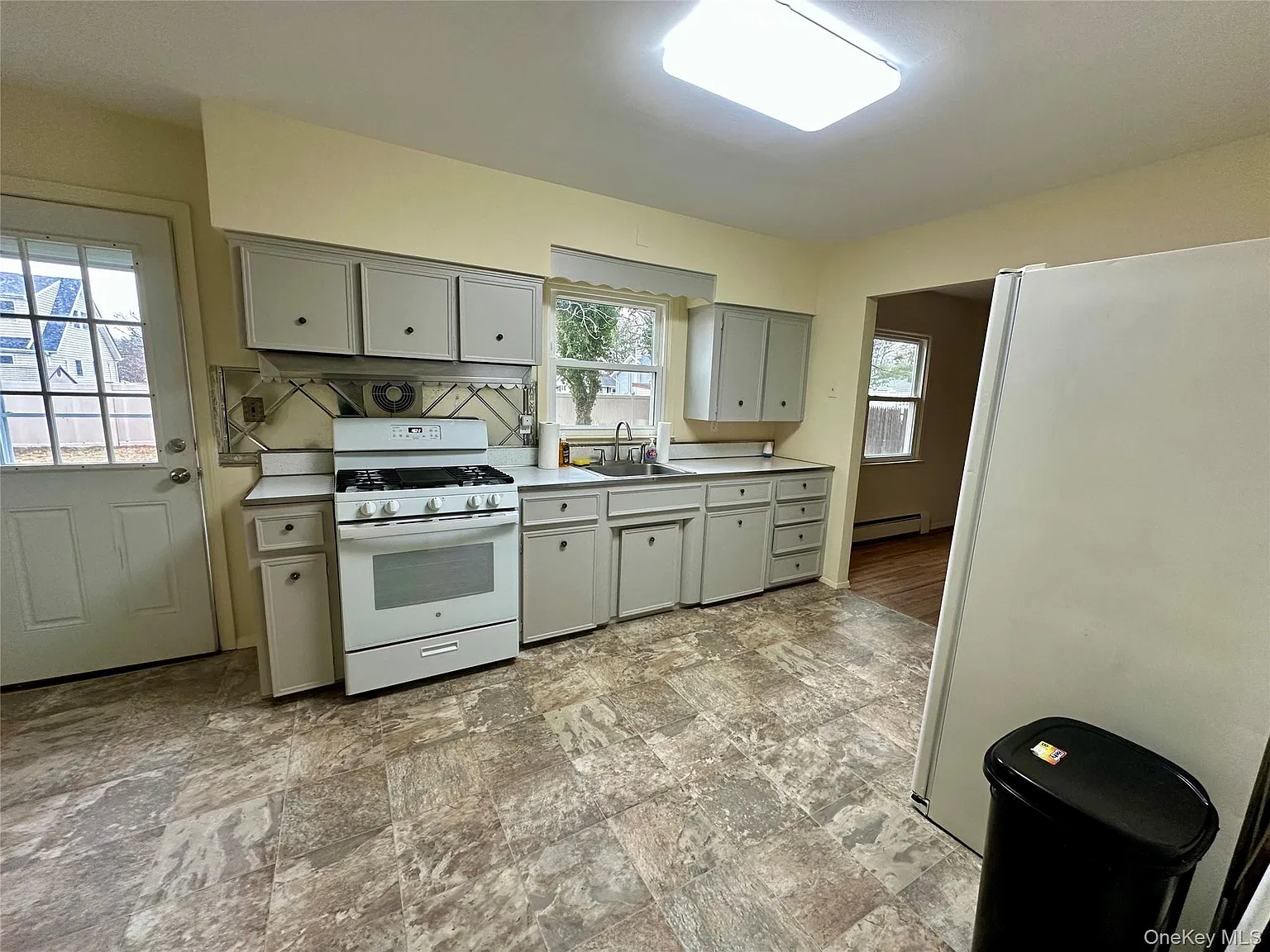 3 bed, 1.0 bath, 1302 sqft, $3,200 — Photo 2
