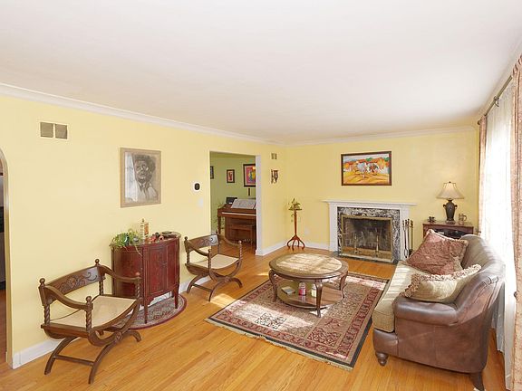 5th image of 158 Rosemont St