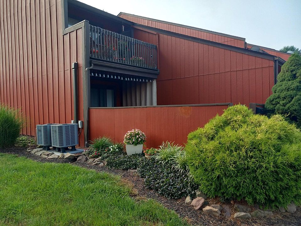 Bottom floor end unit front view